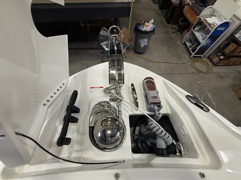 Slide: The Image of Sea Ray SLX 280 Outboard 2026 - 18