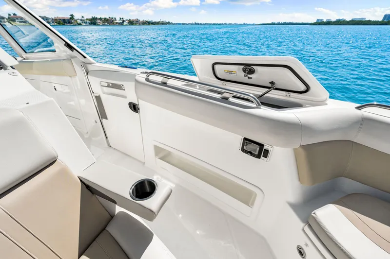 Slide: The Image of Boston Whaler 380 REALM 2023 - 12