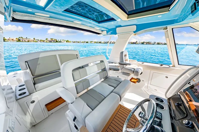 Slide: The Image of Boston Whaler 380 REALM 2023 - 17