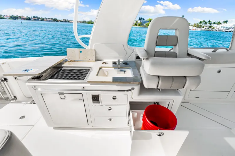 Slide: The Image of Boston Whaler 380 REALM 2023 - 19