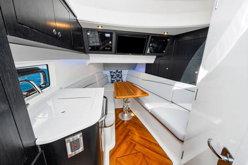 Slide: The Image of Boston Whaler 380 REALM 2023 - 20