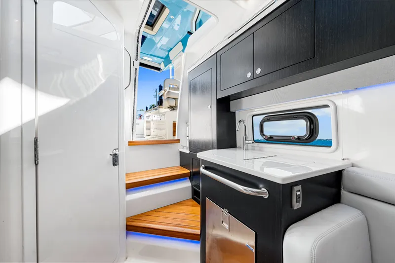 Slide: The Image of Boston Whaler 380 REALM 2023 - 22