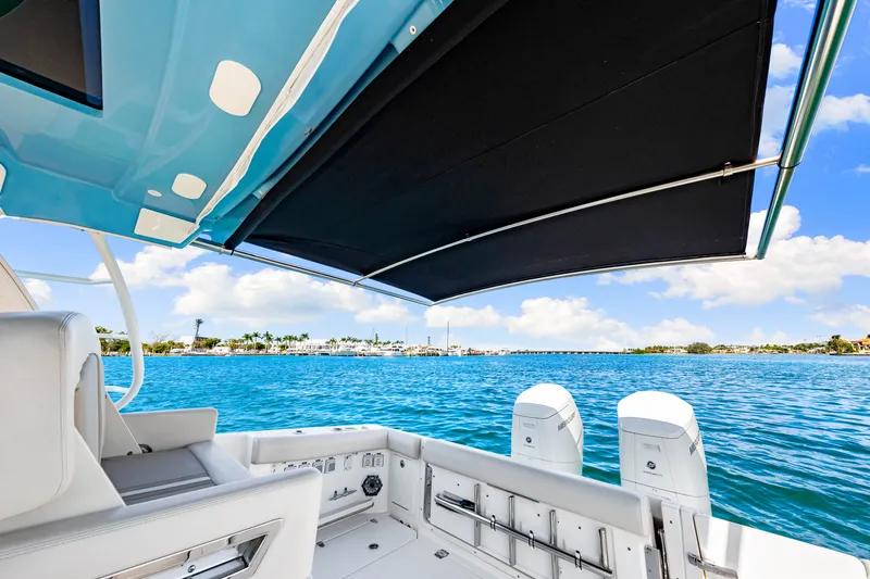 Slide: The Image of Boston Whaler 380 REALM 2023 - 27