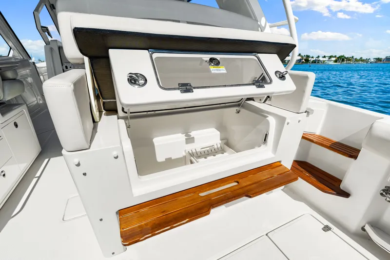 Slide: The Image of Boston Whaler 380 REALM 2023 - 31