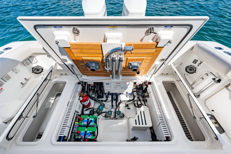 Slide: The Image of Boston Whaler 380 REALM 2023 - 32