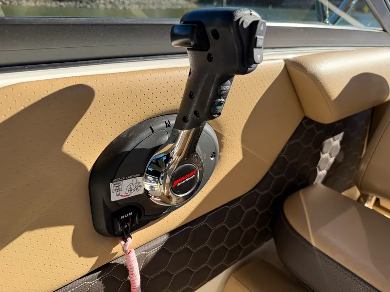 Slide: The Image of Sea Ray 250 SDX 2021 - 23