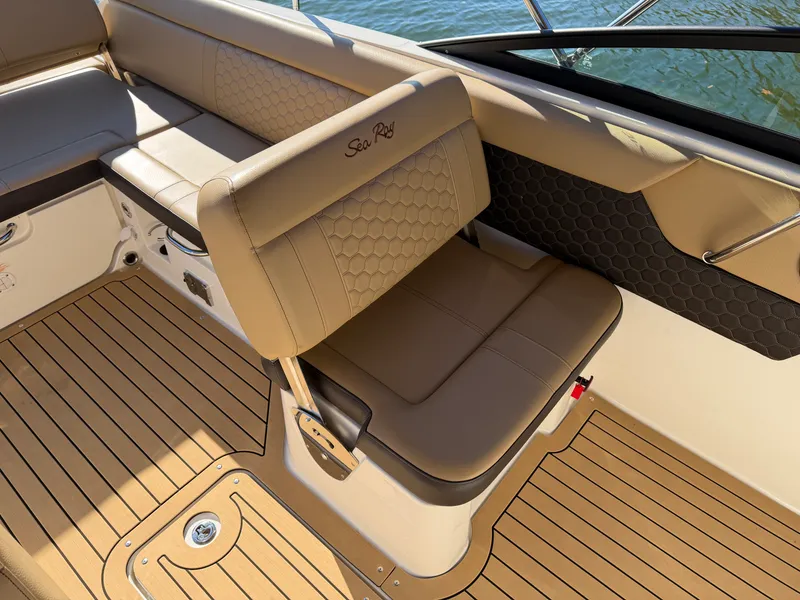 Slide: The Image of Sea Ray 250 SDX 2021 - 26