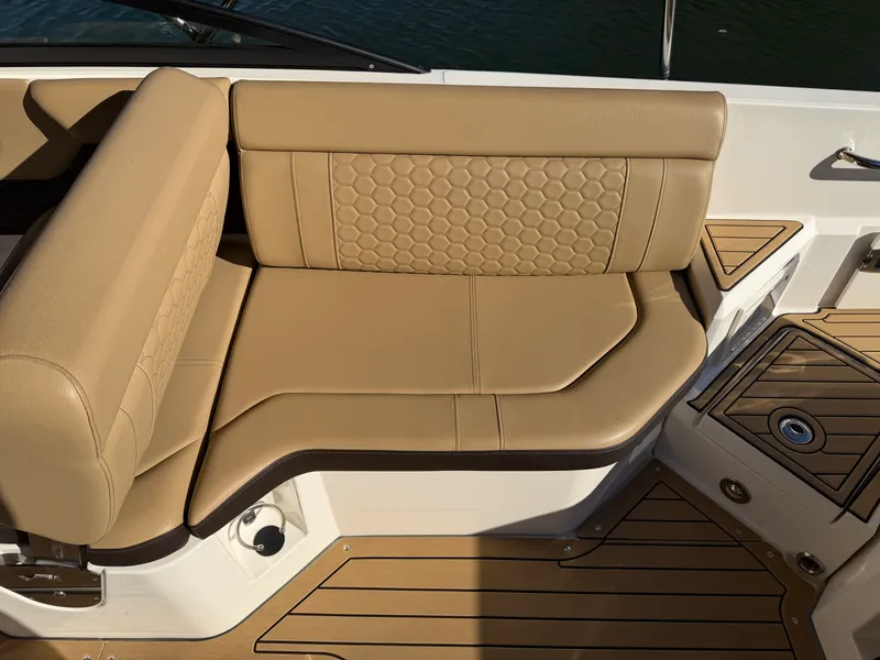 Slide: The Image of Sea Ray 250 SDX 2021 - 30