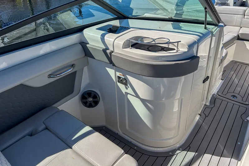 Slide: The Image of Sea Ray 270 SDX OUTBOARD 2021 - 10