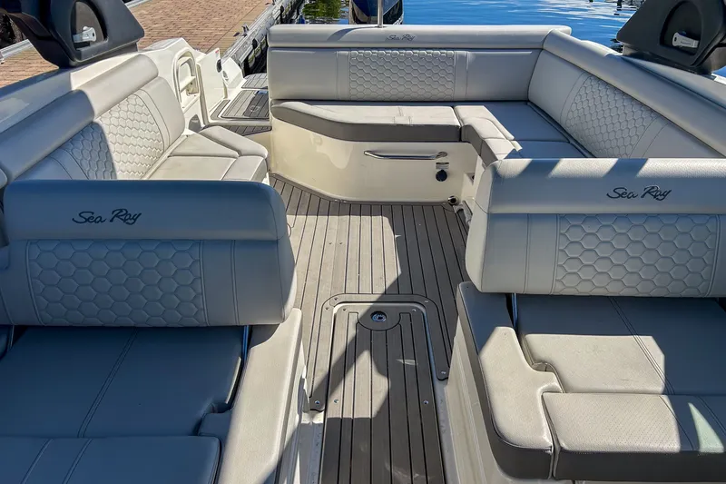 Slide: The Image of Sea Ray 270 SDX OUTBOARD 2021 - 9