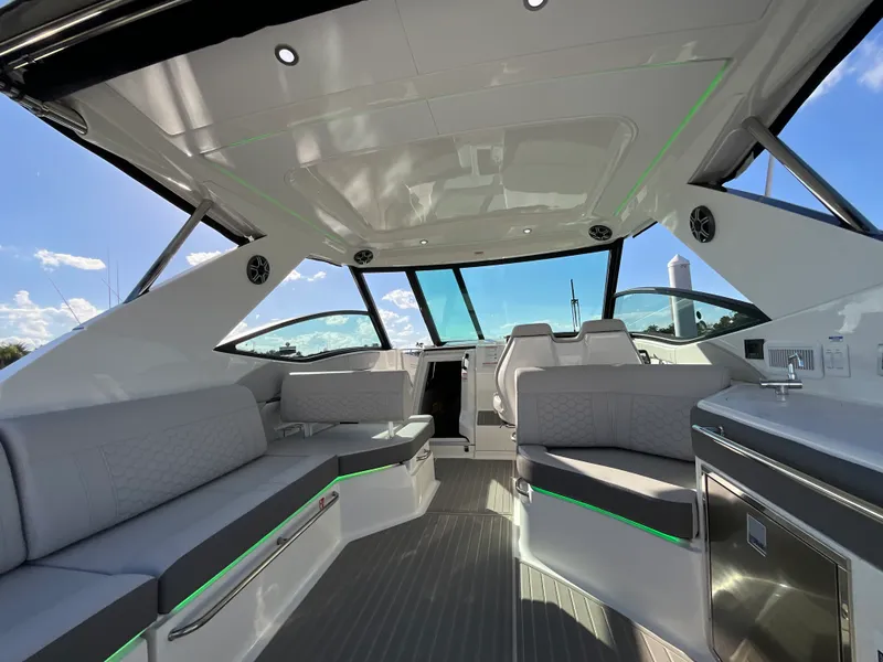 Slide: The Image of Sea Ray Sundancer 320 Outboard 2026 - 15