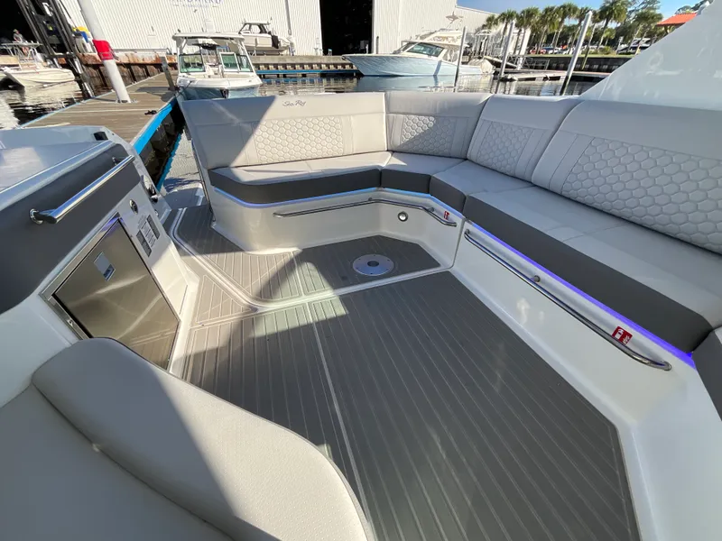 Slide: The Image of Sea Ray Sundancer 320 Outboard 2026 - 18