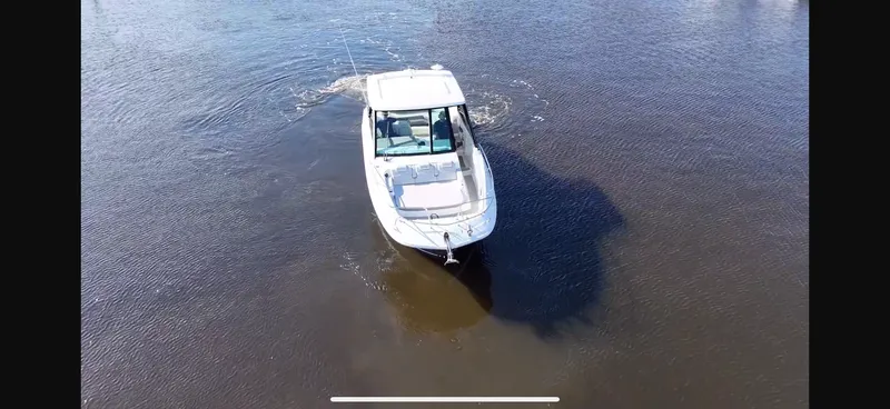 Slide: The Image of Sea Ray Sundancer 320 Outboard 2026 - 21