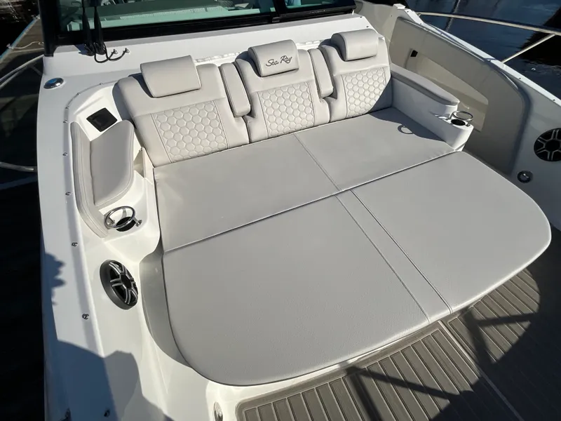 Slide: The Image of Sea Ray Sundancer 320 Outboard 2026 - 5