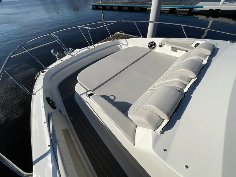 Slide: The Image of Sea Ray Sundancer 320 Outboard 2026 - 6
