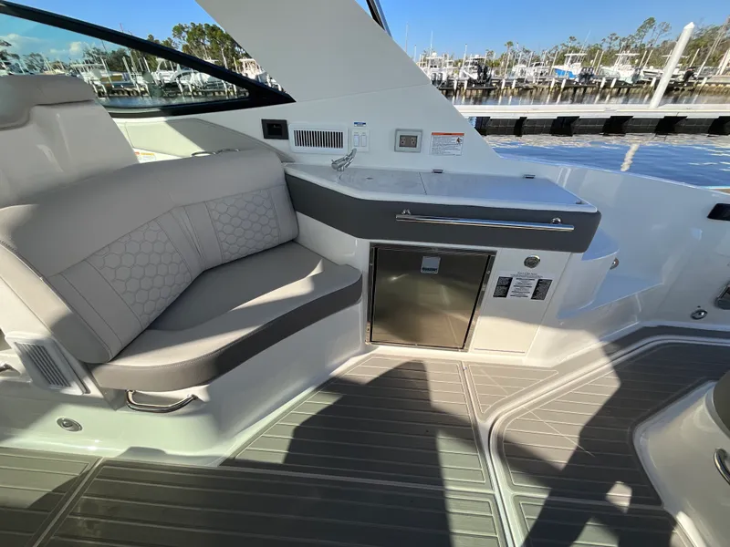 Slide: The Image of Sea Ray Sundancer 320 Outboard 2026 - 8