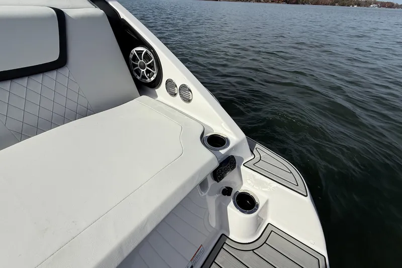 Slide: The Image of Yamaha 222SE 2026 - 10