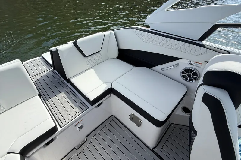 Slide: The Image of Yamaha 222SE 2026 - 18