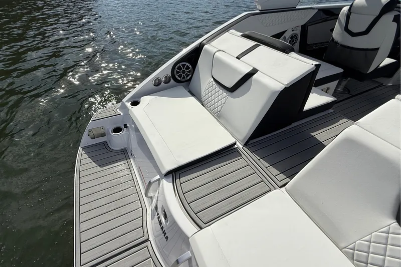 Slide: The Image of Yamaha 222SE 2026 - 9