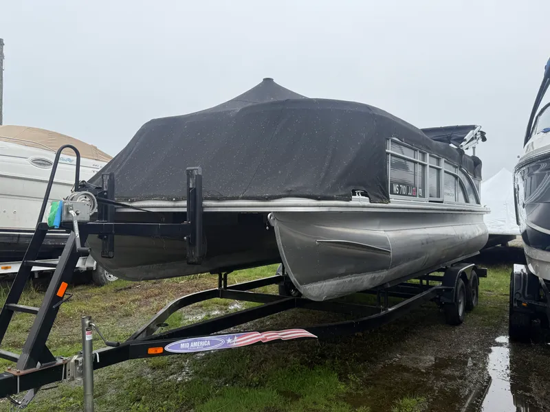 Slide: The Image of Bennington 21 SLX 2015 - 1