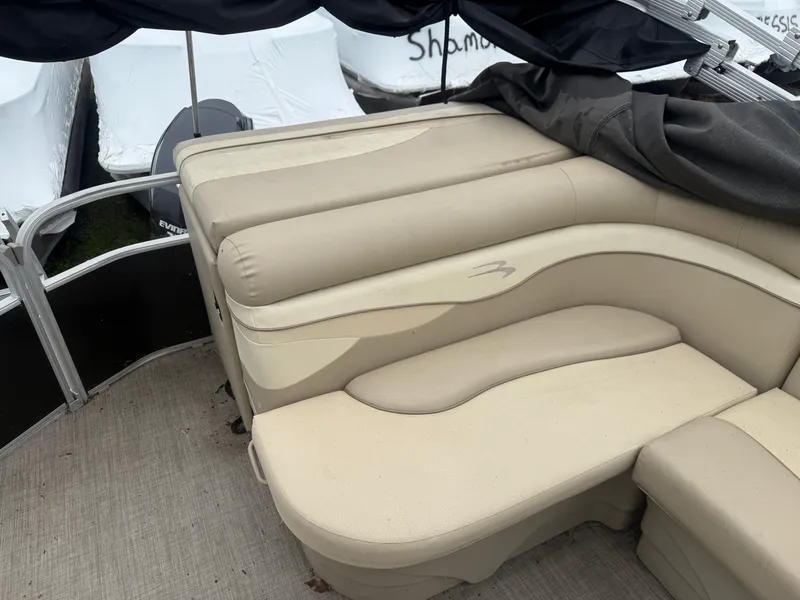 Slide: The Image of Bennington 21 SLX 2015 - 16