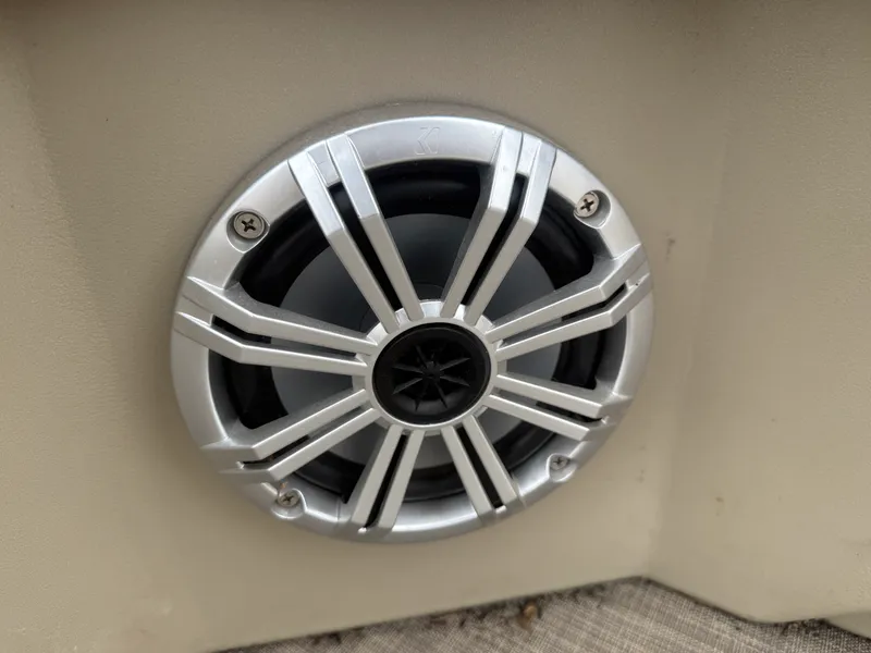 Slide: The Image of Bennington 21 SLX 2015 - 18