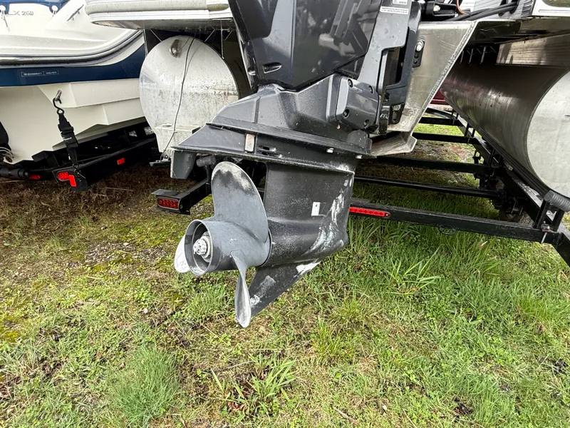 Slide: The Image of Bennington 21 SLX 2015 - 3