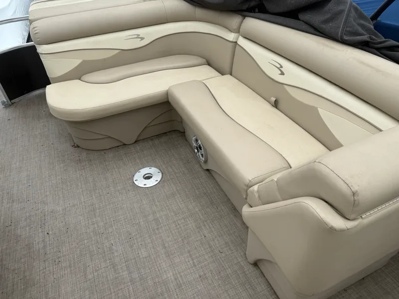 Slide: The Image of Bennington 21 SLX 2015 - 6