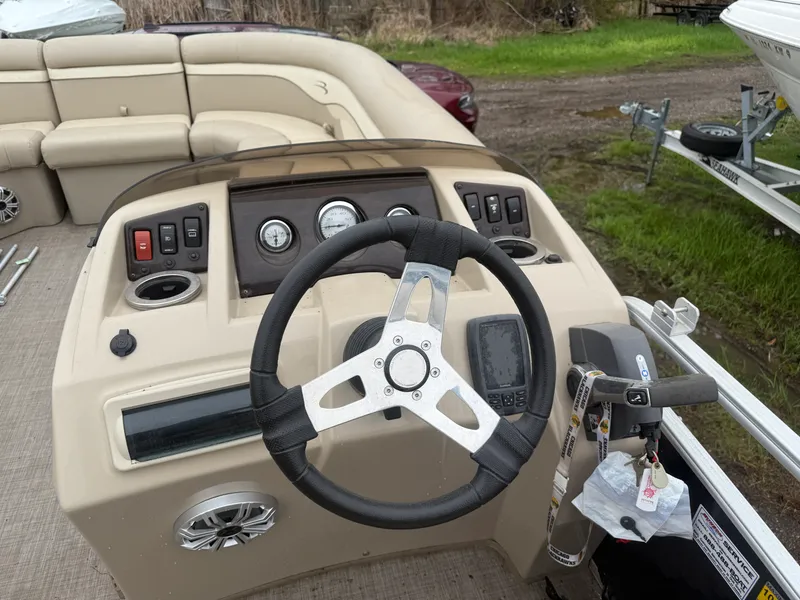 Slide: The Image of Bennington 21 SLX 2015 - 8