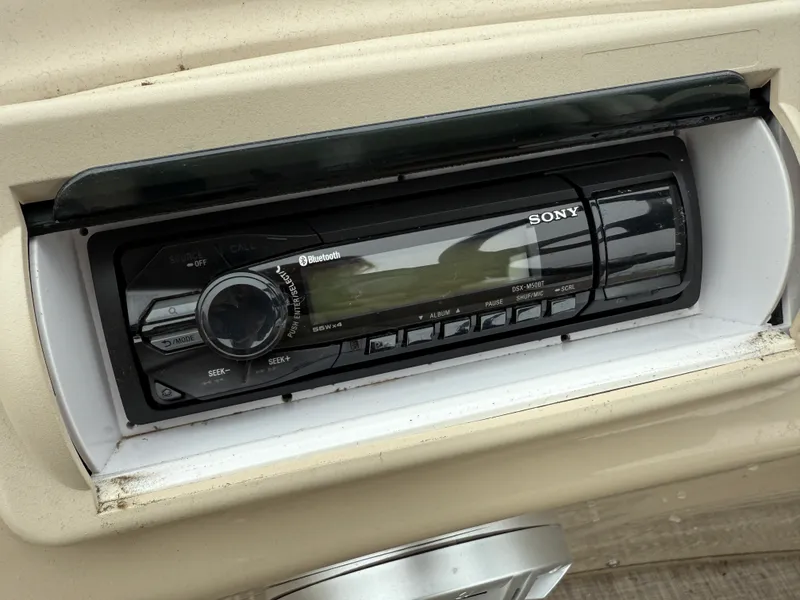 Slide: The Image of Bennington 21 SLX 2015 - 9