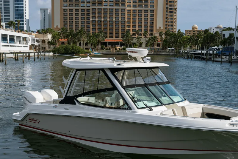 Slide: The Image of Boston Whaler 280 Vantage 2026 - 31