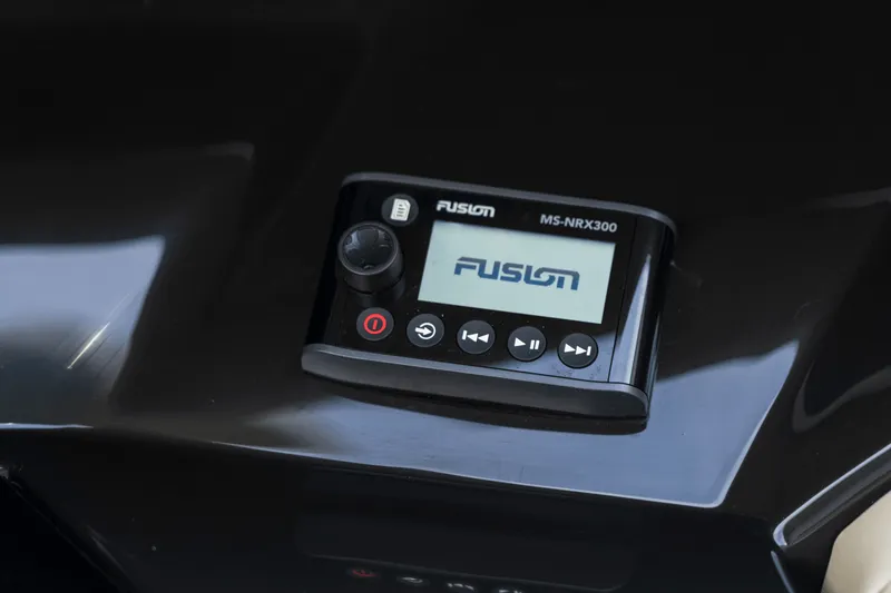 Slide: The Image of Boston Whaler 280 Vantage 2026 - 40