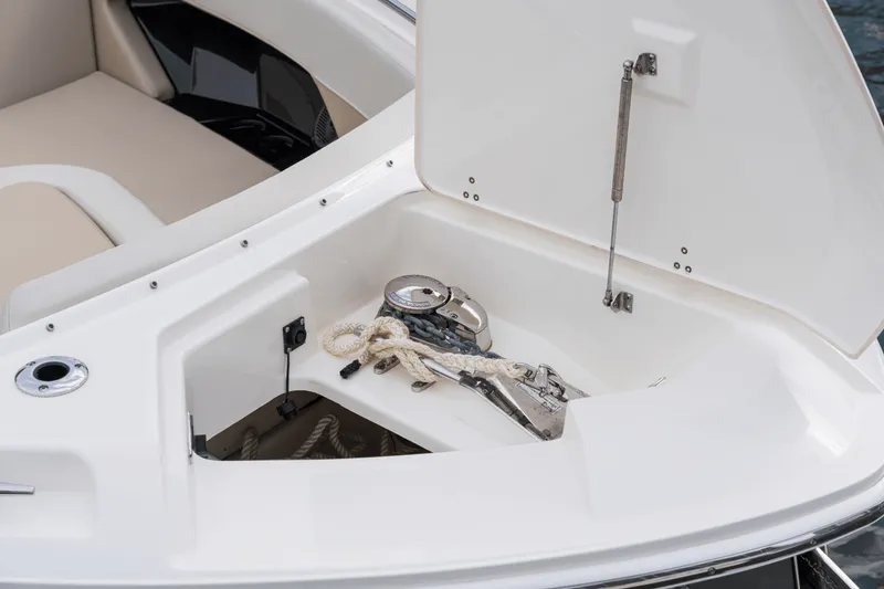 Slide: The Image of Boston Whaler 280 Vantage 2026 - 45