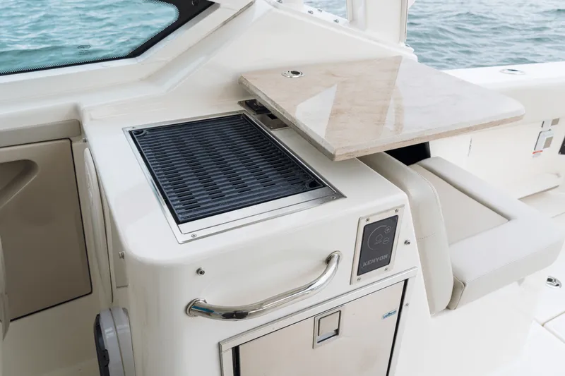 Slide: The Image of Boston Whaler 280 Vantage 2026 - 58