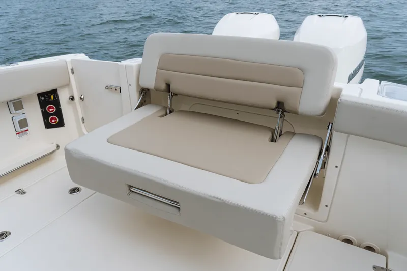 Slide: The Image of Boston Whaler 280 Vantage 2026 - 64