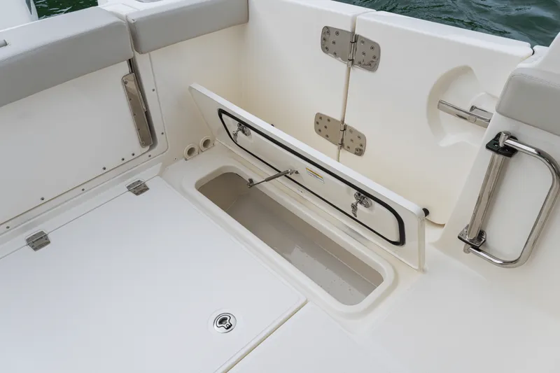 Slide: The Image of Boston Whaler 280 Vantage 2026 - 67