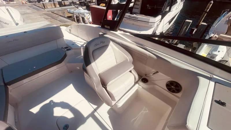 Slide: The Image of Sea Ray 21 SPX-OB 2020 - 23