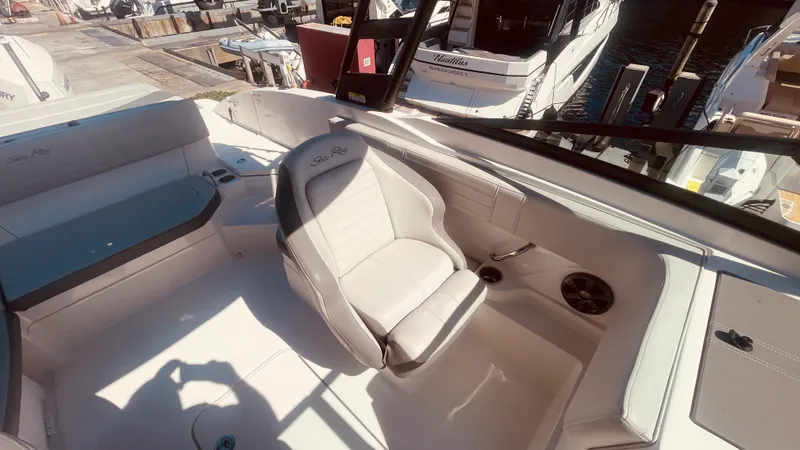 Slide: The Image of Sea Ray 21 SPX-OB 2020 - 24