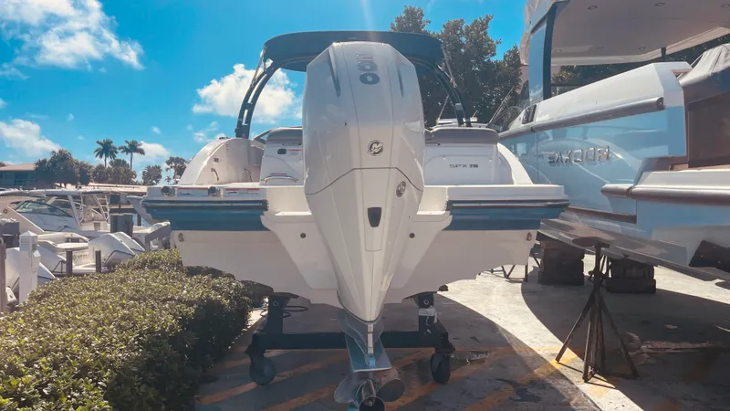 Slide: The Image of Sea Ray 21 SPX-OB 2020 - 8