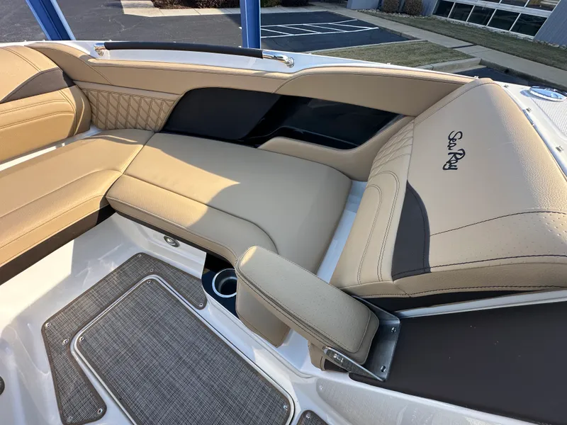 Slide: The Image of Sea Ray SLX 260 2026 - 7
