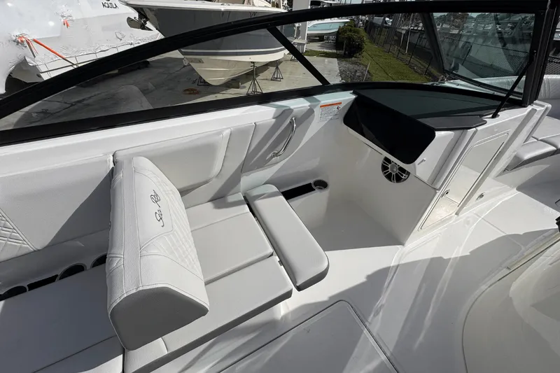 Slide: The Image of Sea Ray SDX 270 Outboard 2025 - 10