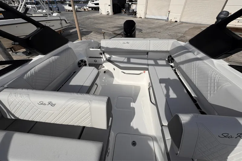 Slide: The Image of Sea Ray SDX 270 Outboard 2025 - 7