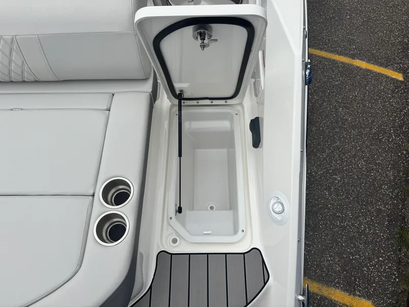 Slide: The Image of Sea Ray 280 SLX 2023 - 10