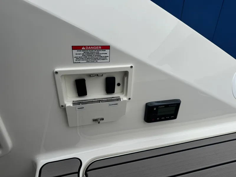 Slide: The Image of Sea Ray 280 SLX 2023 - 14