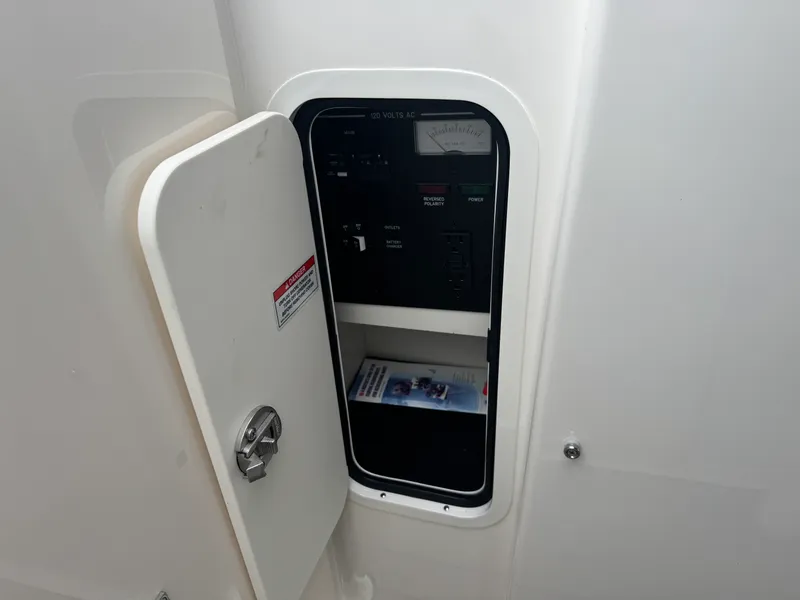 Slide: The Image of Sea Ray 280 SLX 2023 - 39