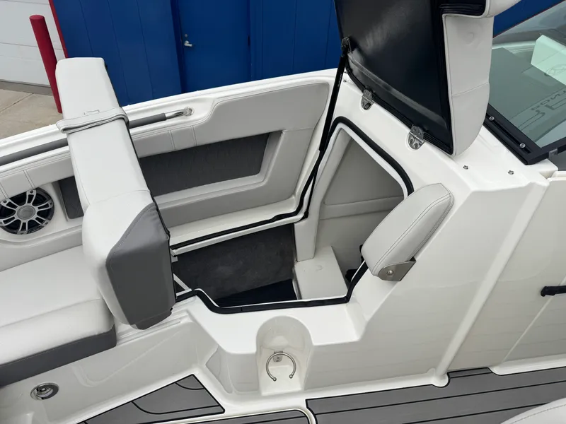 Slide: The Image of Sea Ray 280 SLX 2023 - 43