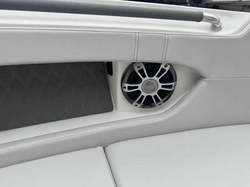 Slide: The Image of Sea Ray 280 SLX 2023 - 47