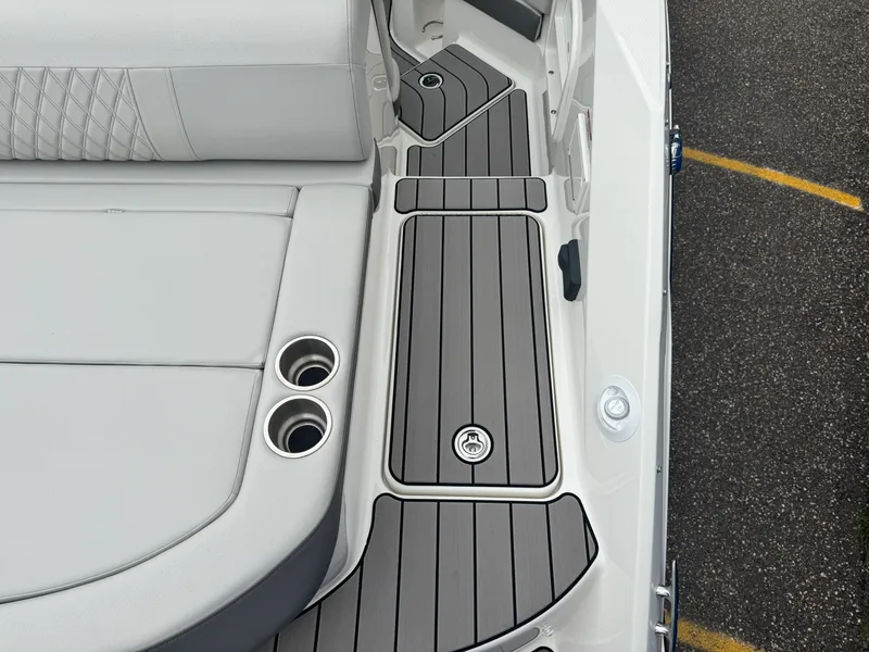 Slide: The Image of Sea Ray 280 SLX 2023 - 9