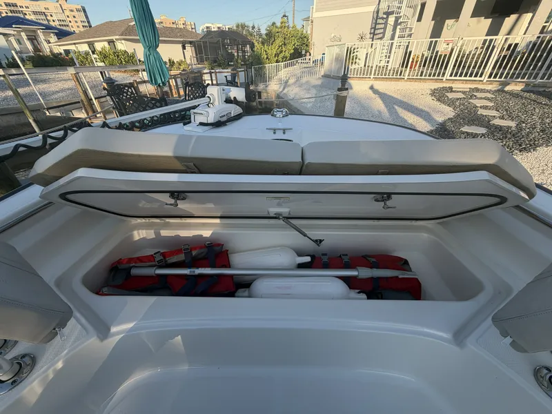 Slide: The Image of Boston Whaler 210 MONTAUK 2024 - 18