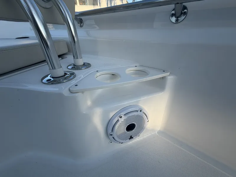 Slide: The Image of Boston Whaler 210 MONTAUK 2024 - 19